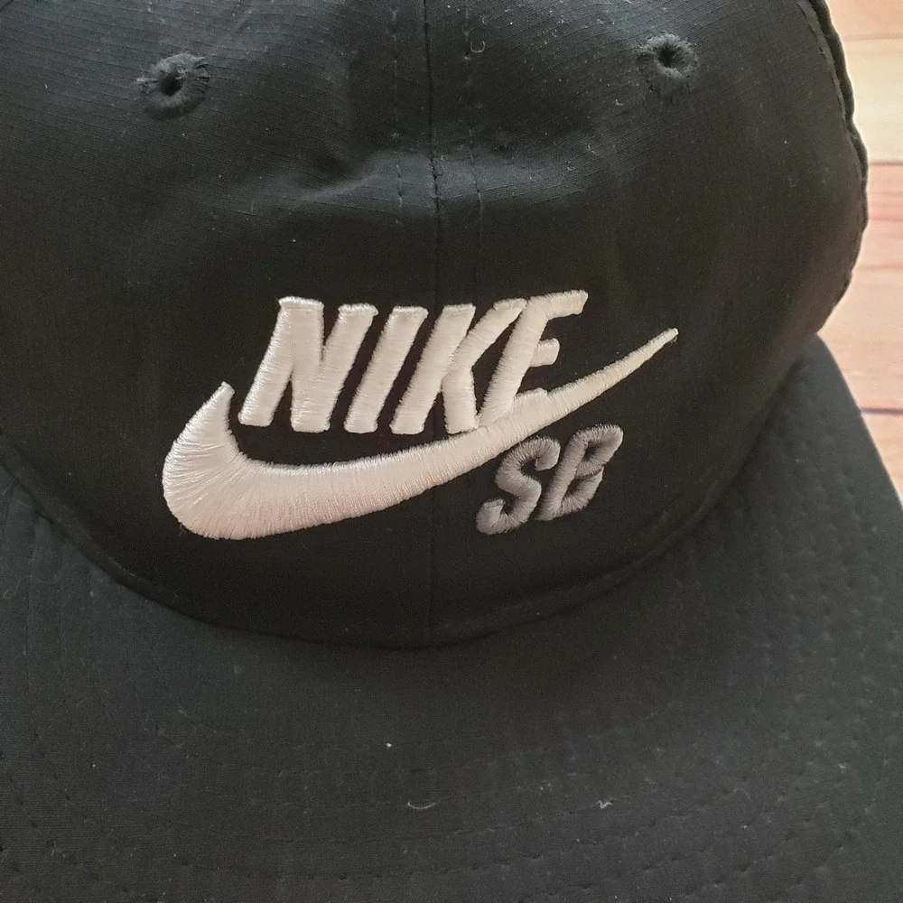 Nike SB Hat Cap Snap Back Youth Black Perforated Mesh Lightweight Skate Aerobill